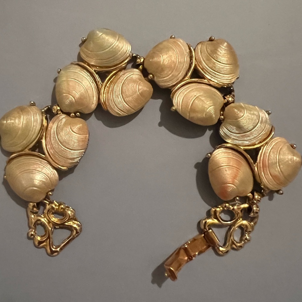Vintage Capri Shells On Gold Tone Link Bracelet 7” Fold Over Clasp Closure